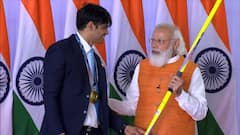 PM Modi's INTERESTING chat with Olympians including Neeraj Chopra, Ravi Dahiya | MUST WATCH