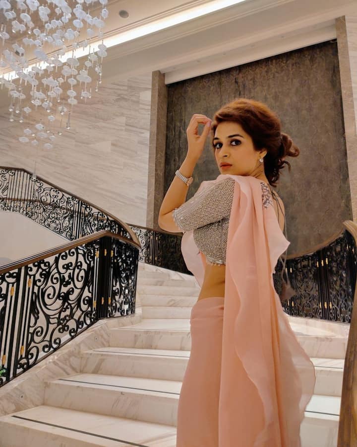 Shraddha Das Pics: చీరకట్టులో శ్రద్ధా దాస్.. ఎంత శ్రద్ధగా అందాలు ఆరబోస్తుందో చూడండి