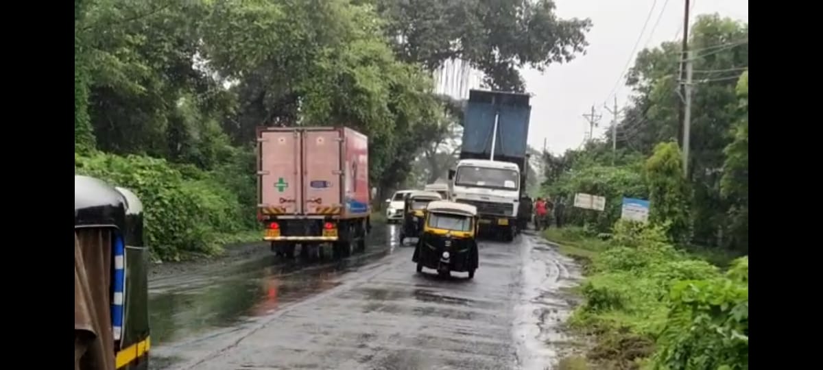 पालघरमध्ये मुख्यमंत्री येणार म्हणून  भर पावसात रस्त्याची डागडुजी