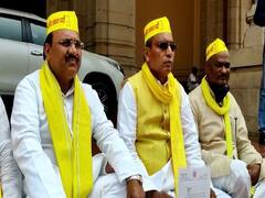विधानसभा भवन के अंदर अपने विधायकों के साथ धरने पर बैठे ओम प्रकाश राजभर, सरकार से की ये मांग