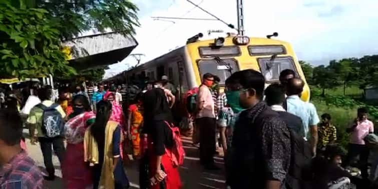 Bainchigram railway station hawkers rail blocked to protest harassment by GRP, RPF in Hooghly জিআরপি, আরপিএফের হেনস্থার প্রতিবাদে বৈঁচিগ্রাম স্টেশনে অবরোধ হকারদের