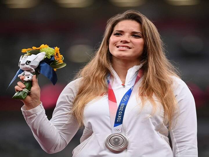 Polish Javelin Thrower Maria Andrejczyk Auctions Silver Olympic Medal to Pay for a 8 month old son's Heart Surgery ஒலிம்பிக் பதக்கத்தை விற்று நோயால் பாதிக்கப்பட்ட குழந்தைக்கு உதவிய போலந்து வீராங்கனை!