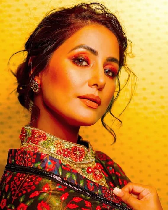 ফিনিশিং টাচে ডার্ক শেডের মেক-আপ।