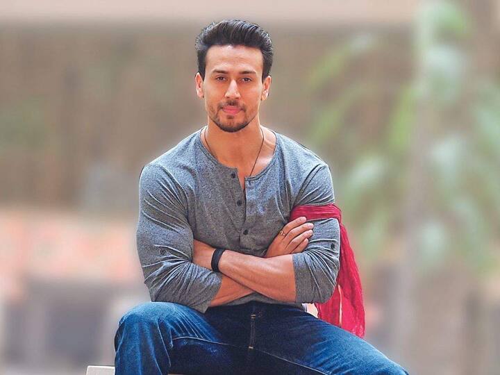 टाइगर श्रॉफ: टाइगर का असली नाम जय हेमंत श्रॉफ है. उन्हें टाइगर निक नेम उनके पिता जैकी श्रॉफ ने दिया था जो सबको इतना पसंद आया कि सब टाइगर को इसी नाम से बुलाने लगे.