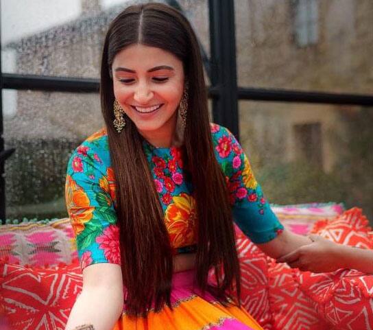 कलरफुल फ्लावरी प्रिंटेड लहंगा जिसे अनुष्का ने अपनी मेहंदी के दिन के लिए चुना था. लाइट वेट ये लहंगा बेहद खूबसूरत तो है ही लेकिन अनुष्का की खूबसूरती ने इसे और भी खास बना दिया था.