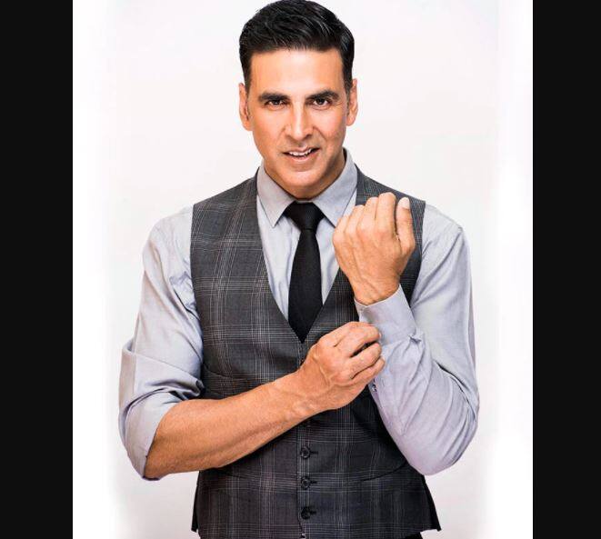 अक्षय कुमार: अक्षय का असली नाम राजीव हरी ओम भाटिया है लेकिन फिल्म आज में वह कुमार गौरव के किरदार अक्षय से इतने इम्प्रेस हुए कि उन्होंने अपना नाम भी अक्षय रख लिया.