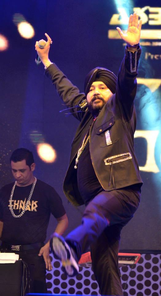 पाटणा ते मुंबई असा त्यांचा प्रवास खूप स्ट्रगलचा आहे. आपली वेगळी ओळख बनवण्यासाठी त्यांना खूप कष्ट घ्यावं लागलं. (photo courtesy : @DalerMehndi facebook)