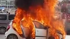 અમદાવાદઃ મણિનગર રેલવે ફાટક પાસે કારમાં લાગી ભીષણ આગ, કારચાલક સુરક્ષિત