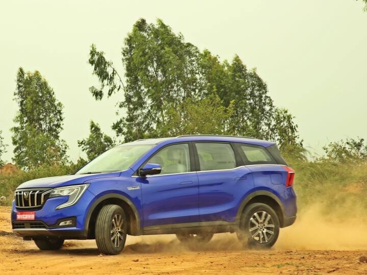 इसका साइड लुक भी बेहद स्मूथ नजर आता है. फ्लश डोर हैंडल्स भी बेहद आकर्षक हैं. Mahindra XUV700 पेट्रोल और डीजल इंजन दोनों ऑप्शन में आती है. इसका 2.0 लीटर टर्बो चार्ज्ड पेट्रोल इंजन 197.2 बीएचपी का पॉवर व 380 न्यूटन मीटर का टार्क प्रदान करता है. इसमें 6 स्पीड मैन्युअल व 6 स्पीड ऑटोमेटिक गियरबॉक्स भी शामिल है. वहीं इसका 2.2 लीटर एमहाक डीजल इंजन 184.4 बीएचपी पॉवर देता है. डीजल वेरिएंट में ड्राइव मोड भी मौजूद हैं जो पेट्रोल वेरिएंट में नहीं मिलते हैं. सेफ्टी के मामले में भी Mahindra XUV700 कई फीचर्स से लैस है. इसमें 7 एयरबैग, एबीएस के साथ ईबीडी इलेक्ट्रॉनिक लॉकिंग, सराउंड व्यू मॉनिटर, सेंसर के साथ 360 डिग्री कैमरा, डिफरेंशियल ट्रेक्शन कंट्रोल और हिल होल्ड कंट्रोल भी मौजूद है. कुल मिलाकर ये Mahindra XUV700 एक बेहद ही प्रीमियम कार नजर आती है. इसकी कीमत भी बेहद कम है जो इसकी वैल्यू को और बढ़ाती है. इसमें 60-लीटर का फ्यूल टैंक दिया गया है.