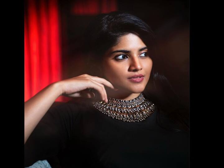 நடிகை மேகா ஆகாஷ், தெலுங்கு திரையுலகில் அறிமுகமானவர். தமிழ் திலையுலகில் படம் வெளிவருவதற்கு முன்பே மிகவும் பிரபலமடைந்தவர்..!