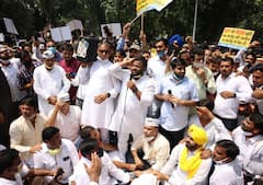 AAP ने MCD पर लगाया 200 करोड़ के नॉवेल्टी सिनेमा को महज 34 करोड़ रुपये में बेचने का आरोप, BJP के खिलाफ किया प्रदर्शन