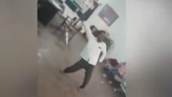 Jaunpur के सरकारी कार्यालय में जाम के बाद डांस | Khabrein Tabadtod | 18 august