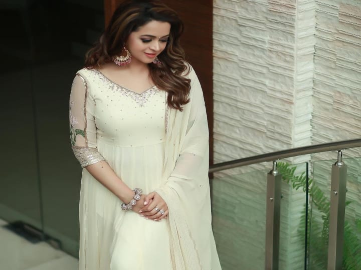 நான் துரத்தி நின்ற காக்கைகள் மயில்கள் ஆனதே என் தலை நனைத்த மழைதுளி அமுதம் ஆனதே