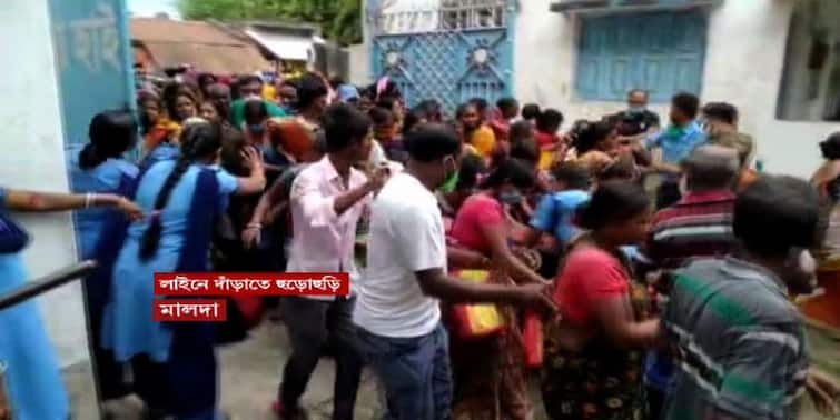 Duare Sarkar Chaos at Malda, Durgapur as many women queue up to register names under Lakshmir Bhandar scheme Duare Sarkar: লক্ষ্মীর ভাণ্ডারের ফর্ম তোলাকে কেন্দ্র করে ফের বিশৃঙ্খলা, মালদায় পড়ে গিয়ে আহত কয়েকজন 