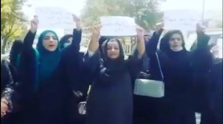 Afghanistan: women protests across the country against Taliban takeover demanded equal rights Afghan Women Protest: காபூல் சாலையில் ஆஃப்கன் பெண்கள்..தலிபான்களுக்கு எதிராக முதல் போராட்டம்!