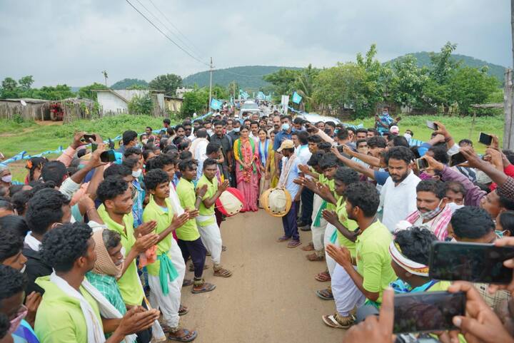 కేసీఆర్ గిరిజనుల భూములను లాక్కొని వారిపై కేసులు మోపుతూ జైళ్లలో పెడుతూ చిత్రహింసలకు గురిచేస్తున్నారని ఆరోపించారు.