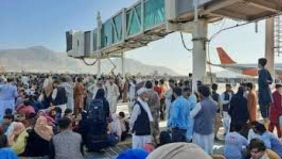 Kabul Viral Video: কোথাও এলোপাথাড়ি গুলি, কোথাও বালকের কাতর আর্তি, ভাইরাল কাবুল বিমানবন্দরের ভিডিও । Bengal News