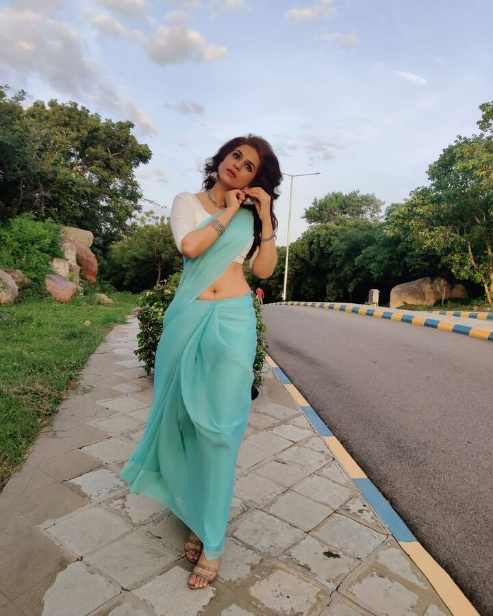 Shraddha Das Pics: చీరకట్టులో శ్రద్ధా దాస్.. ఎంత శ్రద్ధగా అందాలు ఆరబోస్తుందో చూడండి