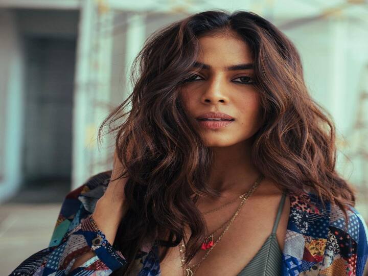 பொன்மஞ்சள் மஞ்சள் பெண்ணே எங்கே செல்கிறாய் மின்னஞ்சல் போலே வந்து சென்றுக் கொல்கிறாய்