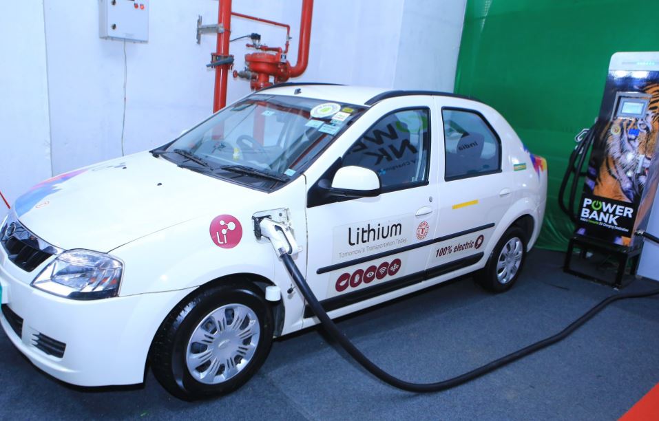 Electric Vehicle Charging Station : मुंबईत इलेक्ट्रिक वाहन चार्जिंग स्टेशन, आदित्य ठाकरेंच्या हस्ते उद्घाटन, कसं आहे हे चार्जिंग स्टेशन