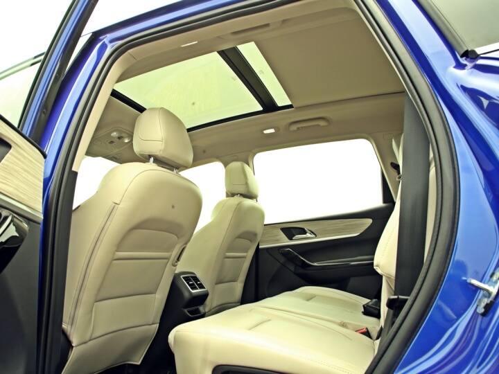 इसके अंदर कई छोटे-छोटे स्टोरेज स्पेस दिए गए हैं. XUV700 का बूट स्पेस भी पर्याप्त नजर आता है.