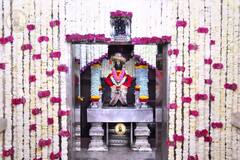 PHOTO: आज पुत्रदा एकादशी... विठुराया-रुक्मिणी मातेच्या मंदिरास आकर्षक फुलांची आरास