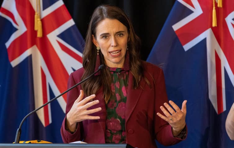 Omicron new zealand pm jacinda ardern cancel her wedding due to covid19 restrictions कोरोनाच्या प्रादुर्भावामुळं निर्बंध, 'या' देशाच्या पंतप्रधानांनी स्वत:चं लग्न पुढं ढकललं