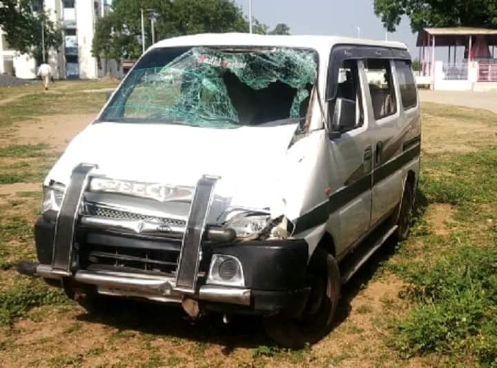 Banaskantha Accident : car hit 7 persons , 2 died on the spot Palanpur : દશામાના મંદિરે પગપાળા જતા 7 યાત્રિકોને કારે લીધા અડફેટે, બેનાં કરુણ મોત