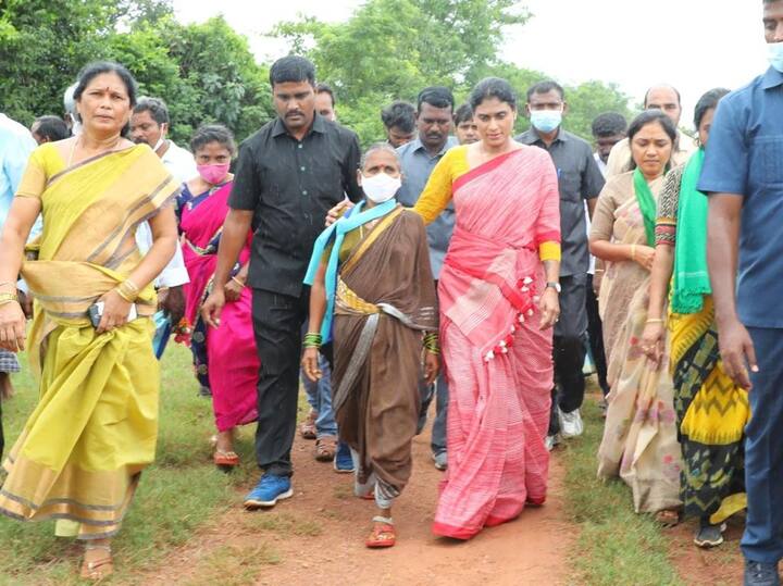 పోడు భూముల సమస్య పరిష్కారం కోరుతూ ములుగు జిల్లాలో ధర్నా చేపట్టారు. ఈ సందర్భంగా పలువురు రైతులు పోడు భూముల సమస్యలను షర్మిల దృష్టికి తీసుకెళ్లారు.