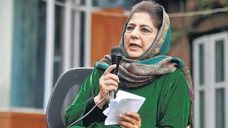 Mehbooba Mufti said permission for Geelanis funeral should have been given as per wish ann Mehbooba Mufti News: गिलानी के अंतिम संस्कार पर महबूबा मुफ्ती ने कहा- मृत शरीर को सम्मान मिलना चाहिए