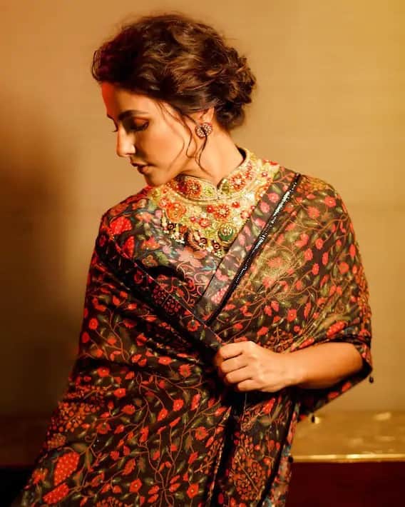 মাথায় অগোছালো খোঁপা করে অনন্যা হিনা খান। অনেক তারকাও তাঁর এই রূপের প্রশংসা করেছেন।