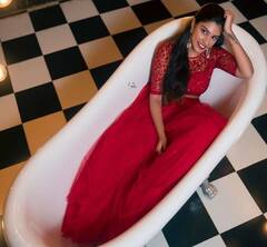 Supritha Bathtub Pics: బాత్ టబ్‌లో విరిసిన ఎర్రగులాబీ.. తల్లి వల్ల సెలబ్రెటీగా మారిన తనయ...