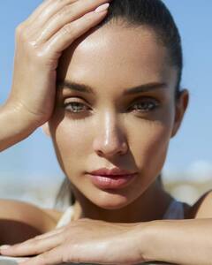 Amy Jackson Photos: సముద్రం మధ్యలో రామ్ చరణ్ బ్యూటీ అందాల విందు