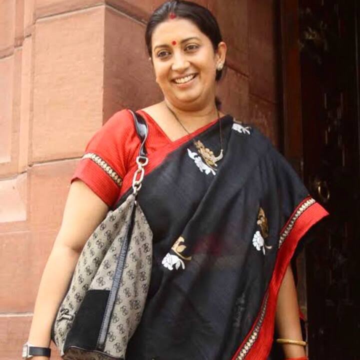 स्मृती यांनी राजकारणात प्रवेश करत सर्वांनाच आश्चर्याचा धक्का दिला होता. आणि आता पुन्हा एकदा त्यांनी आपल्या परिवर्तनाने सर्वांना आश्चर्यचकित केलं आहे. वास्तविक, स्मृती यांच्या समोर आलेल्या फोटोंमध्ये त्यांच वजन कमी झालेलं दिसत आहे.(photo courtesy : @smritiiraniofficial instagram)