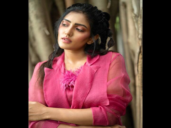 என்னை என்ன செய்தாய் பெண்ணே.. நேரம் காலம் மறந்தேனே கால்கள் இரண்டும் தரையில் இருந்தும் வானில் பறக்கிறேன்