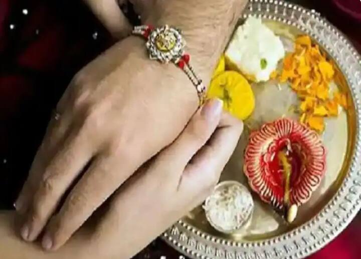 Raksha Bandhan 2021 date puja vidhi shubh muhrat purnima rakhi Bandhan things to do before tying rakhi to brother Raksha Bandhan: कल रक्षाबंधन पर 50 साल बाद बन रहा है यह योग, राखी बांधने से पहले जरूर करें ये काम