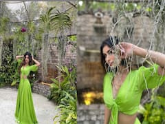 Goergeous Green: नॉटेड टॉप और ग्रीन स्कर्ट पहन Mouni Roy ने बगीचे में किया डांस, शाखाओं से झांकता दिखा बेपनाह हुस्न