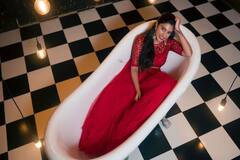 Supritha Bathtub Pics: బాత్ టబ్‌లో విరిసిన ఎర్రగులాబీ.. తల్లి వల్ల సెలబ్రెటీగా మారిన తనయ...