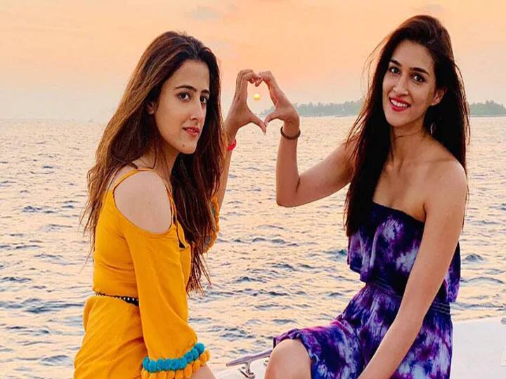 कृति सनोन की बहन नुपुर सनोन ने म्यूजिक वीडियो का हिस्सा बनने का विकल्प चुना. उन्होंने हाल ही में अक्षय कुमार के साथ अपने दूसरे म्यूजिक वीडियो में अभिनय किया. वो जल्द ही अपनी पहली फिल्म साइन करने वाली हैं. एक इंटरव्यू के दौरान बात करते हुए नूपुर ने अपनी पहली फिल्म के बारे में कहा, ‘उम्मीद है कि जल्द ही मैं अपनी पहली फिल्म साइन करूंगी. मुझे खुशी है कि मैंने अपना पहला म्यूजिक वीडियो करने के लिए समय लिया क्योंकि मैंने कभी सपने में भी नहीं सोचा था कि मैं अपने पहले प्रोजेक्ट में सुपरस्टार अक्षय कुमार के साथ काम करूंगी. मैं सही अवसरों का इंतजार कर रही हूं. मेरा म्यूजिक वीडियो देखने के बाद बहुत से लोगों ने मुझसे संपर्क किया है लेकिन मैं चीजों को आसान बनाना चाहती हूं. मेरे लिए ये करियर लंबी उम्र का है. मुझे कोई जल्दी नहीं है लेकिन मैं बस सबसे लंबे समय तक वहां रहना चाहती हूं.’