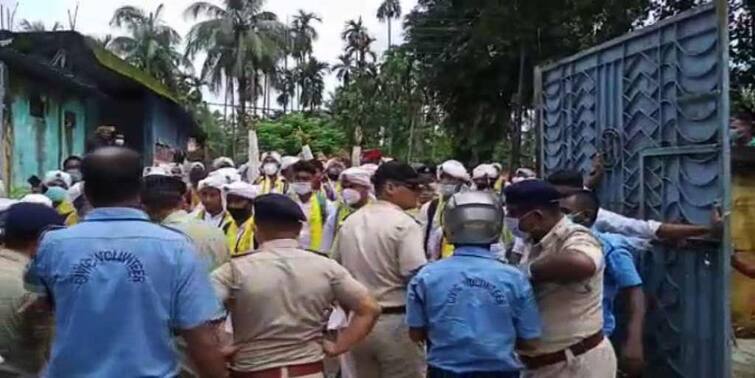 200 members of Narayani Sena arrested in Jalpaiguri arrested in charge of violation of COVID norms Jalpaiguri: বিজেপির ‘শহিদ সম্মান যাত্রা’ ঘিরে উত্তেজনা ময়নাগুড়িতে, গ্রেফতার ২০০-র বেশি নারায়ণী সেনার সদস্য