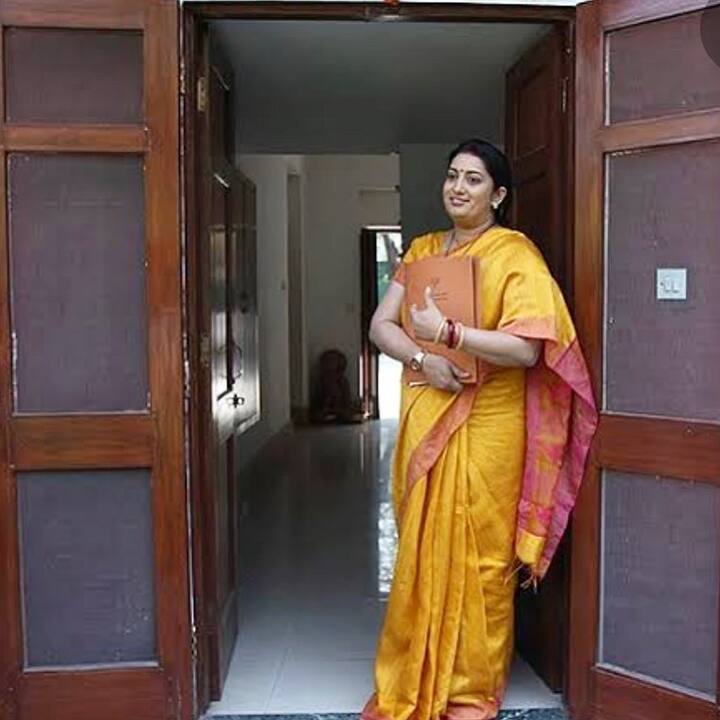 दूरदर्शनच्या पडद्यावरील सर्वात सुसंस्कृत आणि प्रिय सून म्हणून ओळखल्या जाणाऱ्या स्मृती इराणी आता कार्यक्षम केंद्रीय मंत्री आहेत. (photo courtesy : @smritiiraniofficial instagram)