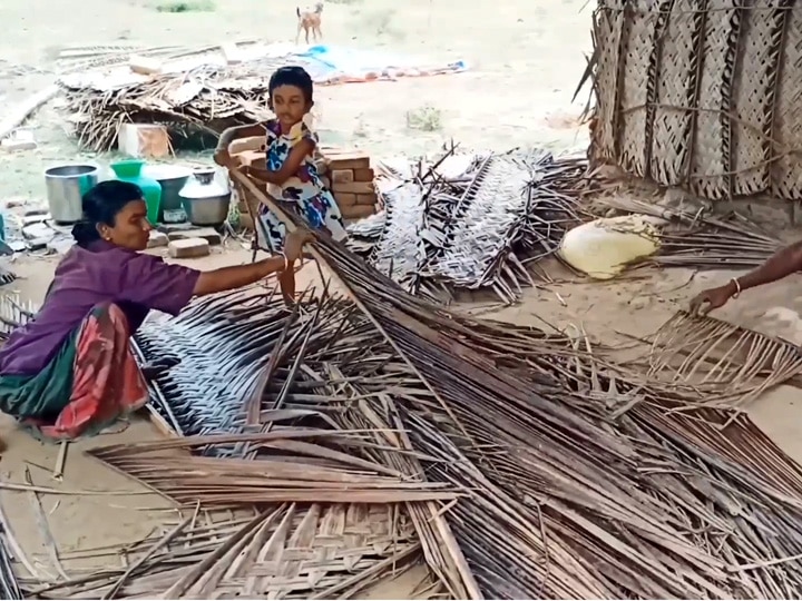 அரசு உதவியை எதிர்பார்த்து தென்னங்கீற்றுகளில் நம்பிக்கையை முனையும் மாற்றுத்திறனாளி தம்பதிகள்...!