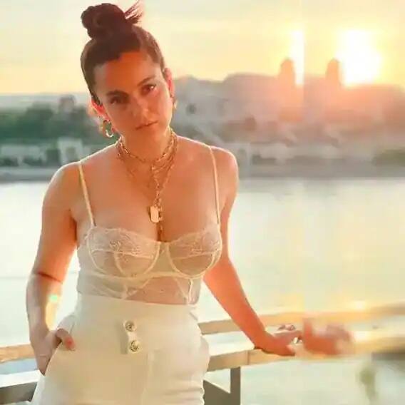 તાજેતરમાં જ કંગનાએ પોતાની આગામી ફિલ્મ 'ધાકડ'નુ શૂટિંગ પુરી કરી લીધુ છે. આ ખાસ પ્રસંગે એક સેલિબ્રેશનનુ આયોજન કર્યુ હતુ. પાર્ટી દરમિયાન કંગના એકદમ સુંદર લૂક આપતી દેખાઇ હતી. તેની આ તસવીરો સોશ્યલ મીડિયા પર જોરદાર વાયરલ થઇ રહી છે.