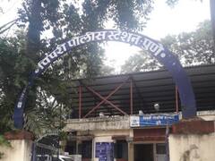 लसीकरण केंद्रावर महिलेचा चाकू घेऊन प्रवेश, लसीमुळं नागरिकांचा मृत्यू होतो म्हणत पिंपरीत गोंधळ