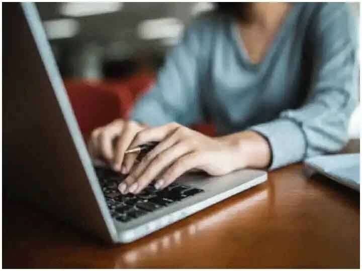 Laptop Tips: अगर आपका लैपटॉप हो रहा है गर्म तो हो जाएं अलर्ट, अपनाएं ये टिप्स