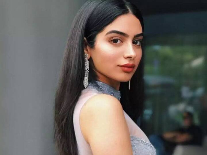 जाह्नवी कपूर की बहन खुशी कपूर की सोशल मीडिया पर जबरदस्त फैन फॉलोइंग है. श्रीदेवी और बोनी कपूर की छोटी बेटी खुशी भी अपनी बहन के नक्शेकदम पर चलती नजर आएंगी. बोनी कपूर ने कहा था कि खुशी को तब लॉन्च किया जाएगा जब वो सुरक्षित महसूस करंगे. खुशी फिलहाल न्यूयॉर्क फिल्म एकेडमी में कोर्स कर रही हैं.