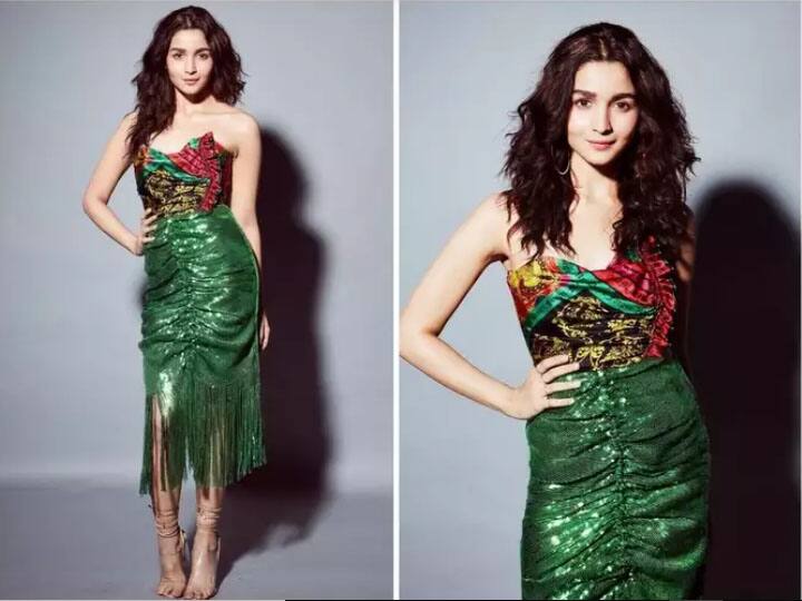 फैशन सर्किल में फिर से टैसल ड्रेस काफी ट्रेंड कर रही है. बॉलीवुड डीवाज़ भी टैसल ड्रेस को खूब पसंद कर रही हैं. आलिया भट्ट कई लड़कियों के लिए एक फैशन आइकन हैं. एक्ट्रेस ने झिलमिलाती हरी स्कर्ट में फ्रिंज हेम के साथ स्ट्रैपलेस टॉप से इस लुक को पूरा किया. आलिया भट्ट ने अपने पूरे लुक को न्यूड लेस-अप हील्स, पीच मेकअप और बीच वेव्स के साथ कैरी किया है.
