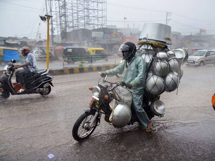 Mumbai rains Heavy showers lash parts of city, IMD issues yellow alert Mumbai Rains: मुंबई में आज भारी बारिश का अलर्ट, मध्य महाराष्ट्र और विदर्भ के लिए यलो अलर्ट जारी