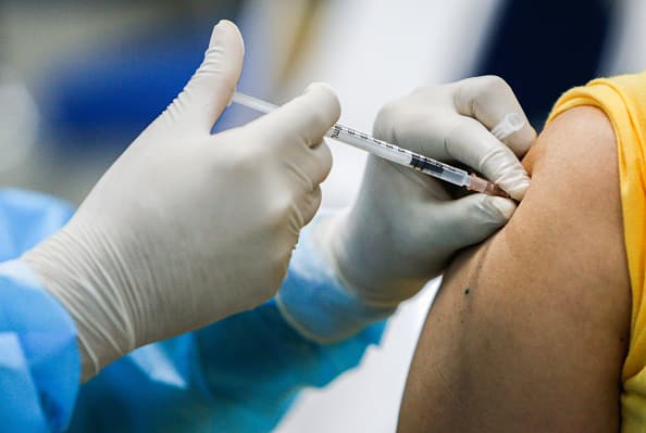 बाराबंकी: ग्रामीणों को वैक्सीन लगा रहा था झोलाछाप डॉक्टर, दो आरोपी गिरफ्तार