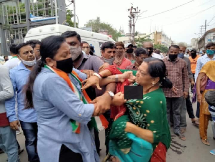 Bhavnagar : two woman congress leaders scuffle during protest Bhavnagar : કોંગ્રેસની બે મહિલા નેતા જાહેરમાં બાખડી, કોણ છે આ મહિલા નેતા?